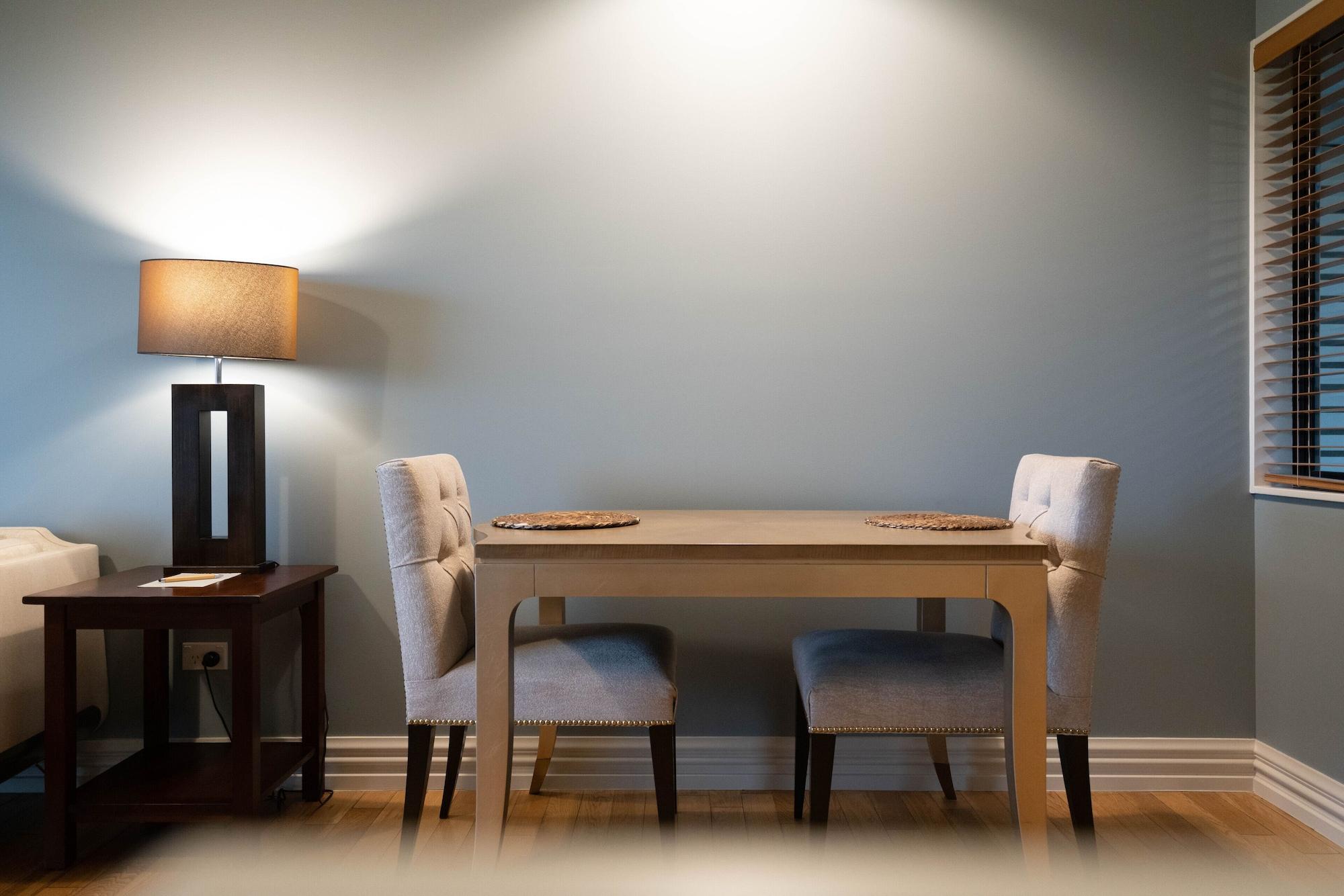 Parehua Resort Мартинборо Экстерьер фото A dining room table