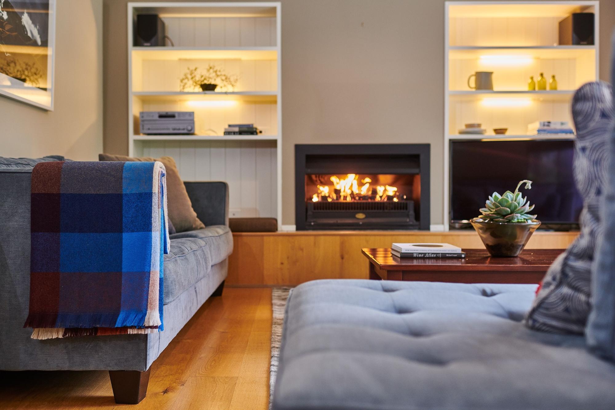 Parehua Resort Мартинборо Экстерьер фото A fireplace in a living room