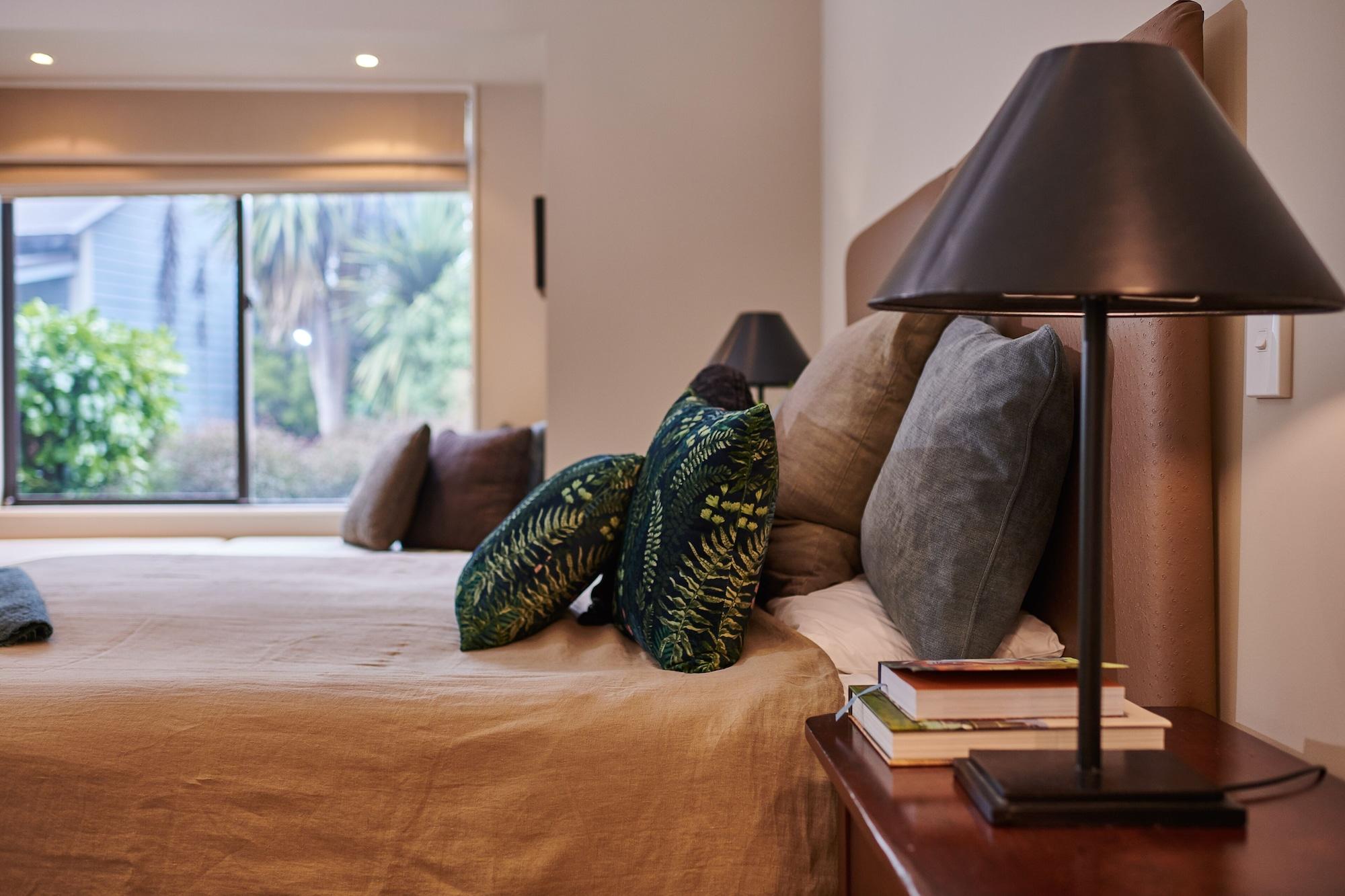 Parehua Resort Мартинборо Экстерьер фото A table lamp