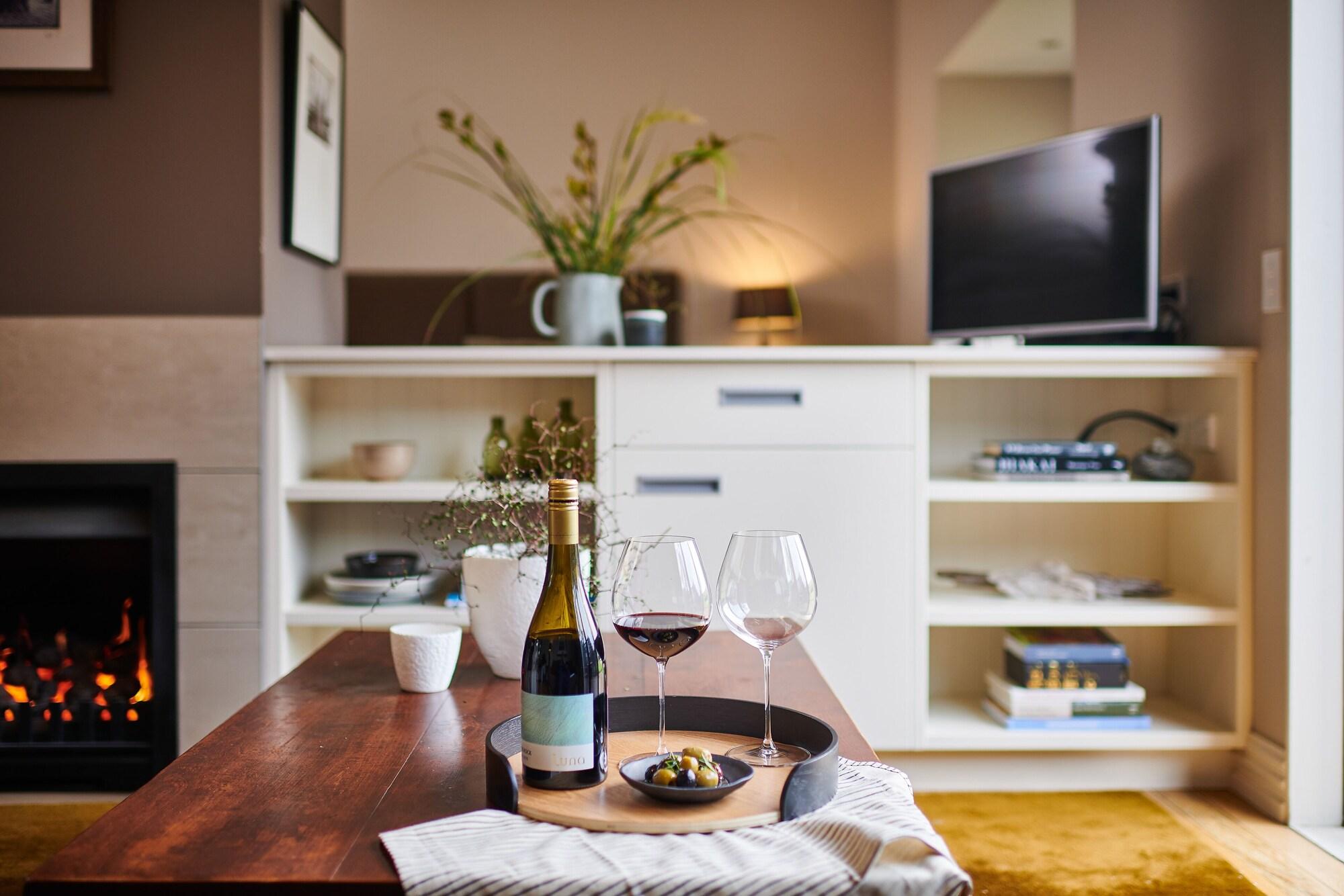 Parehua Resort Мартинборо Экстерьер фото A wine tasting at home