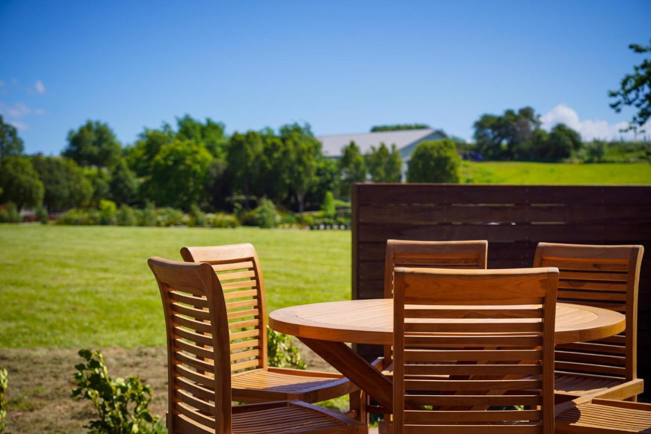 Parehua Resort Мартинборо Экстерьер фото Outdoor furniture