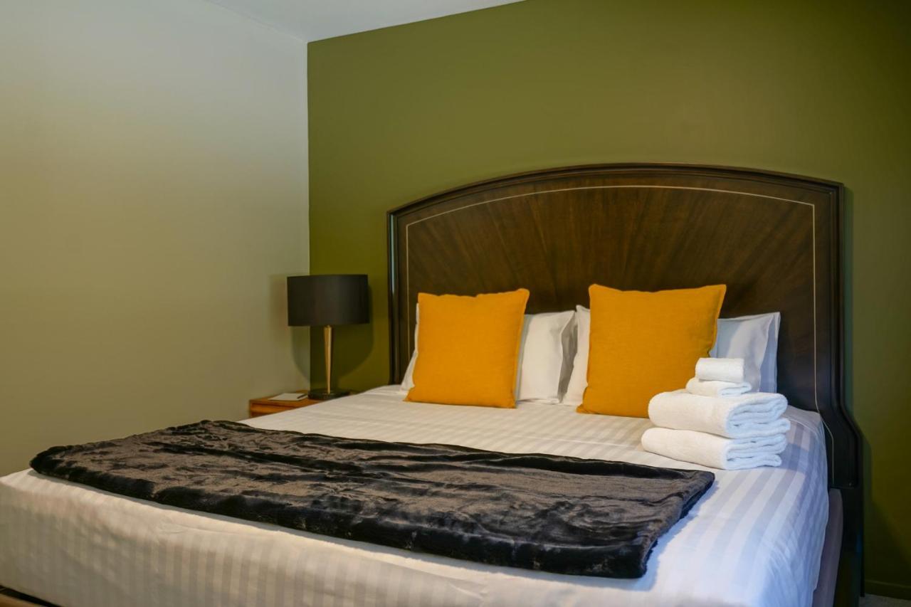 Parehua Resort Мартинборо Экстерьер фото A bed