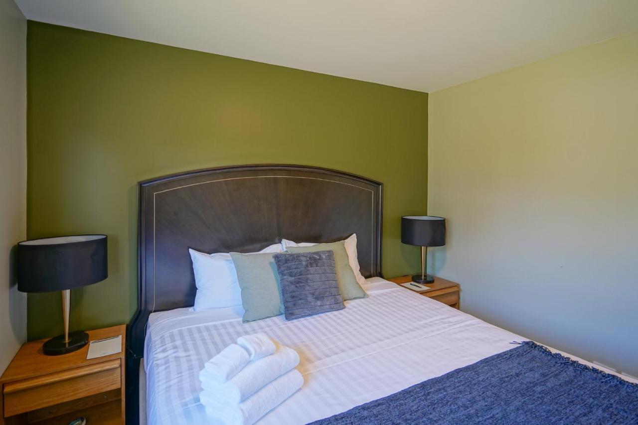 Parehua Resort Мартинборо Экстерьер фото A bedroom at the Best Western Premier Executive Residency Royal Palm Beach