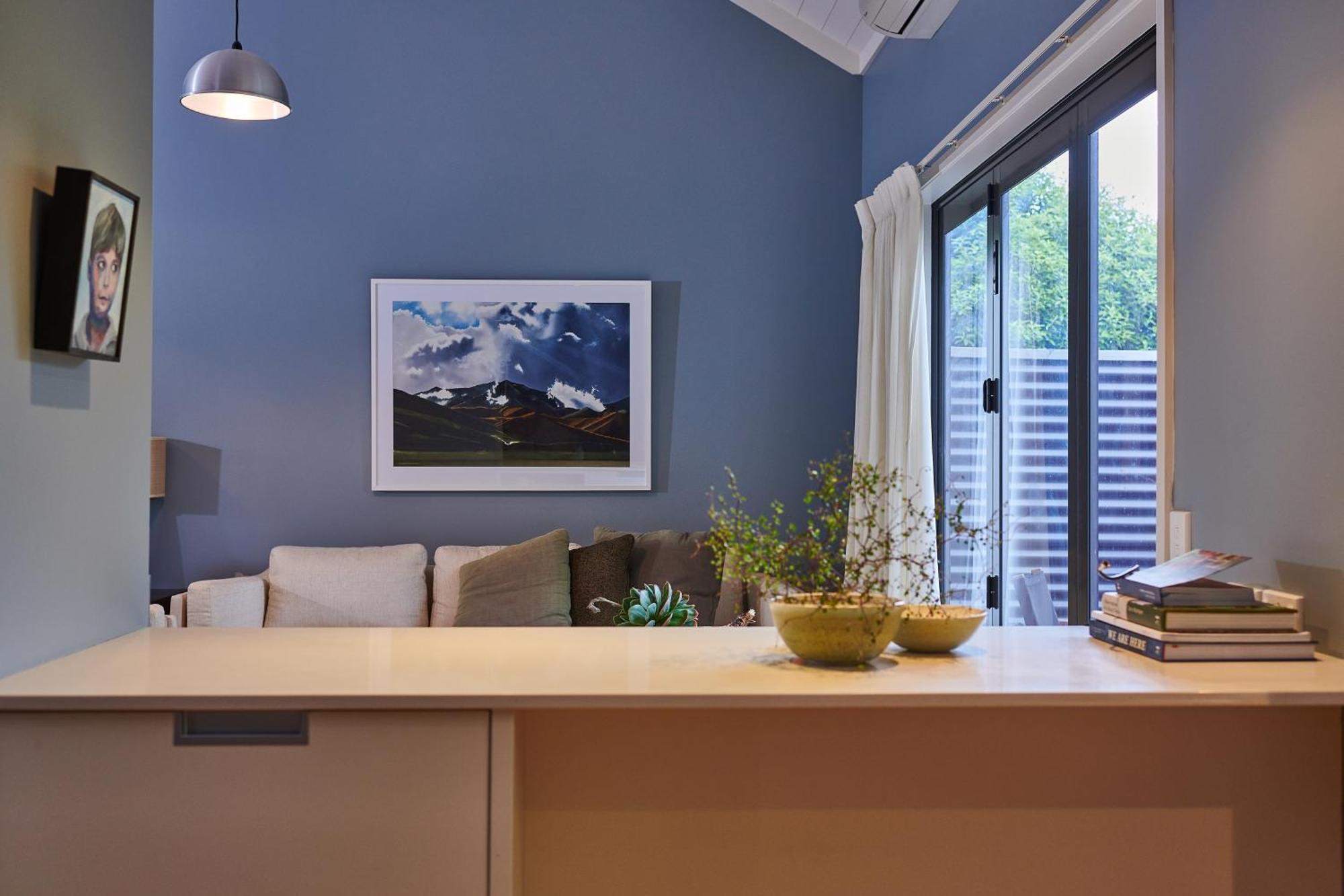 Parehua Resort Мартинборо Номер фото A living room with a blue wall