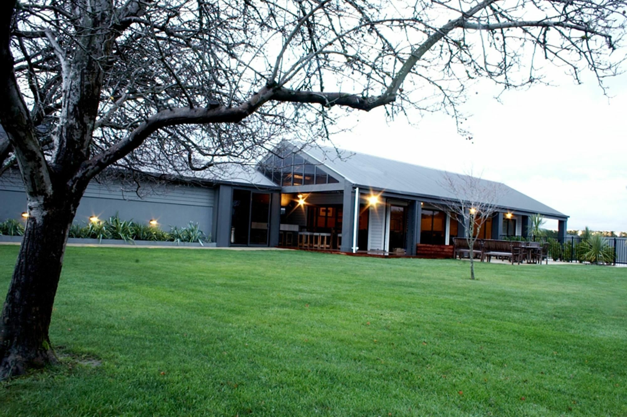 Parehua Resort Мартинборо Экстерьер фото The clubhouse at the golf course